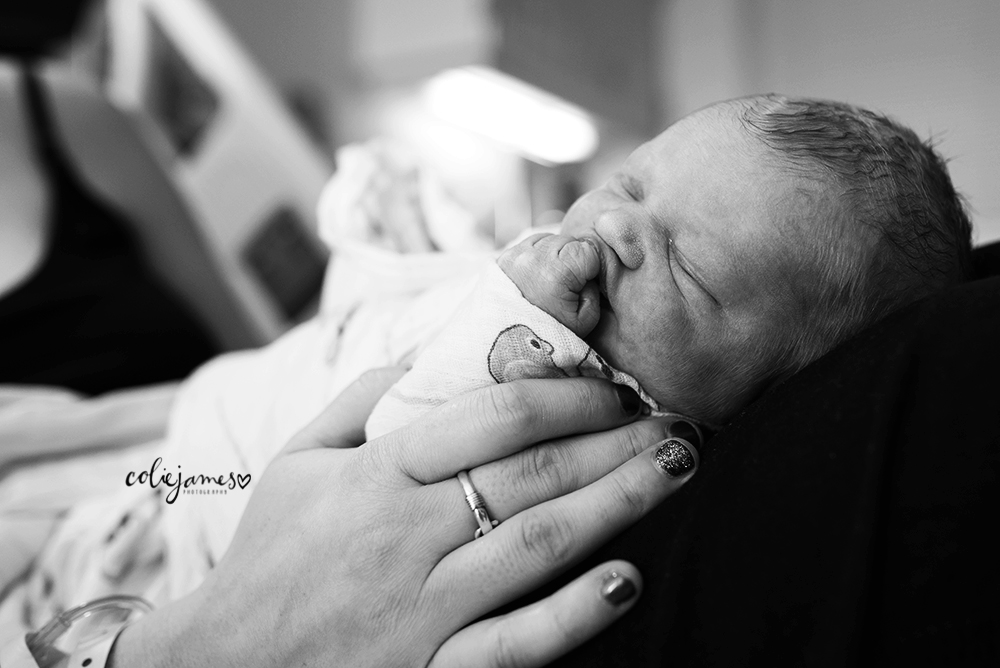 documentary newborn photographer discovers hand